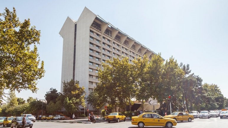 نمای بیرون هتل لاله تهران در روز