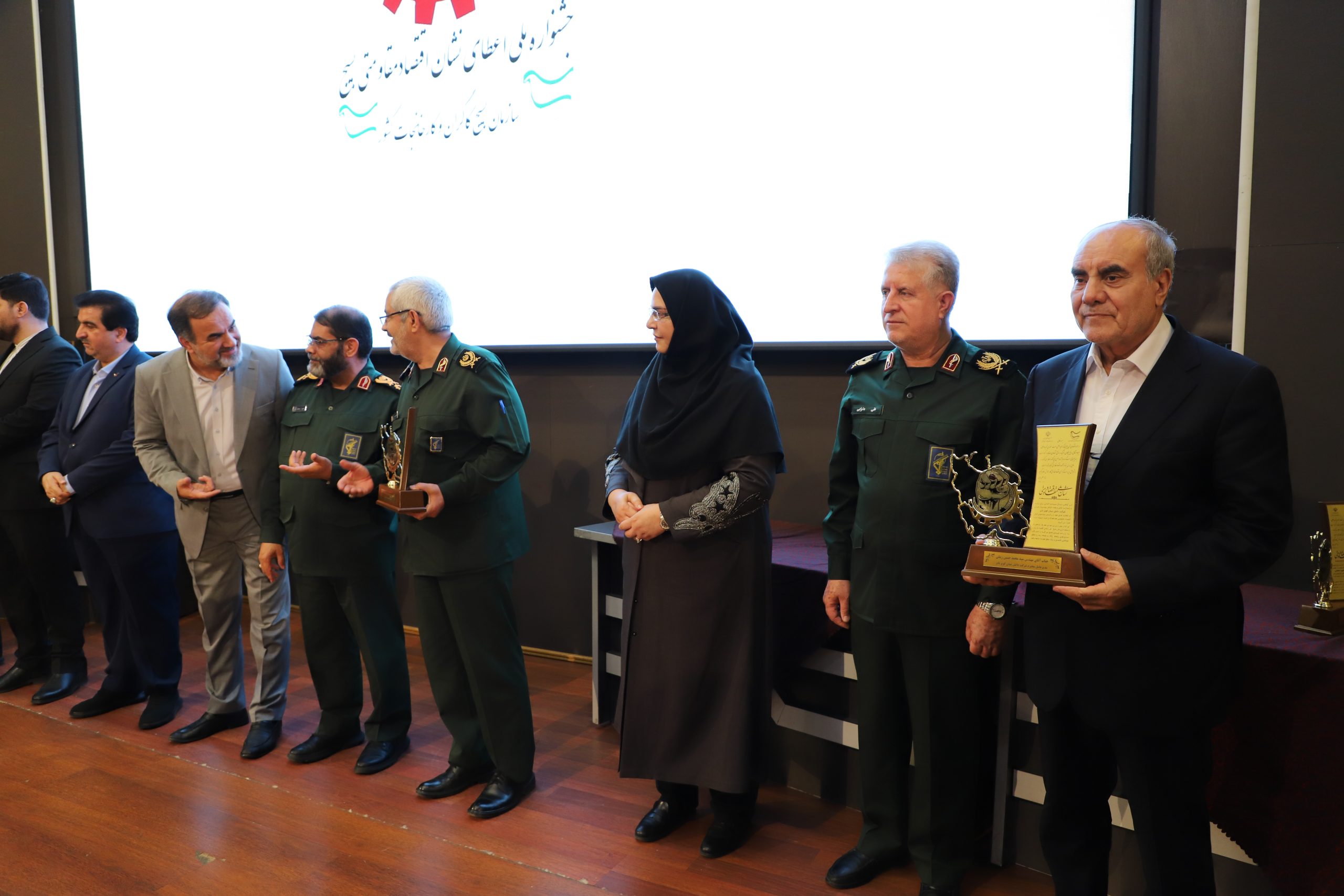 دریافت اولین نشان ملی اقتصاد مقاومتی توسط شرکت کویرتایر + عکس