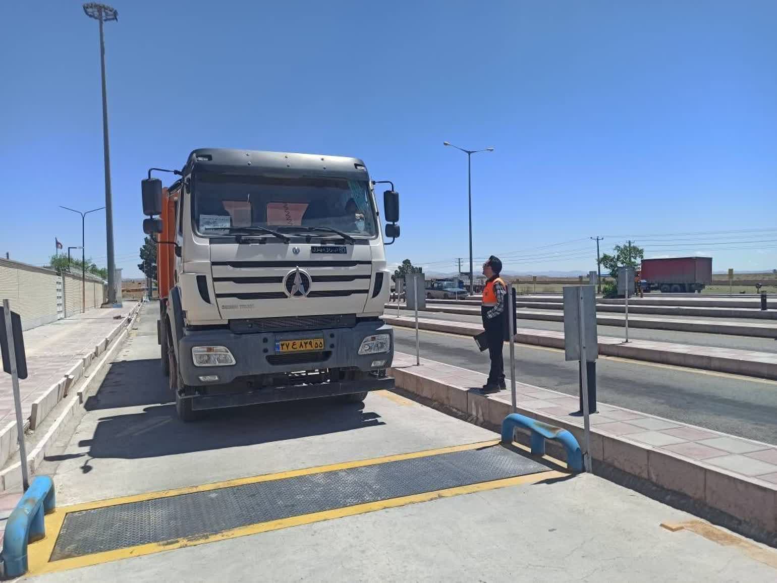 کشف و شناسایی ۲۶۴۶ تخلف اضافه تناژ در محورهای خراسان جنوبی