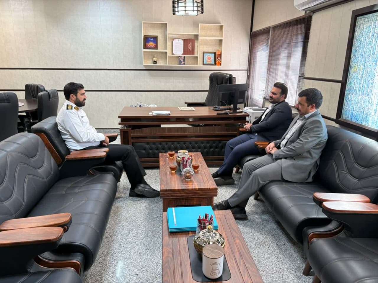 دیدار مدیریت بیمه دی با رئیس پلیس راهور خراسان جنوبی و تجلیل از افسران برتر پلیس
