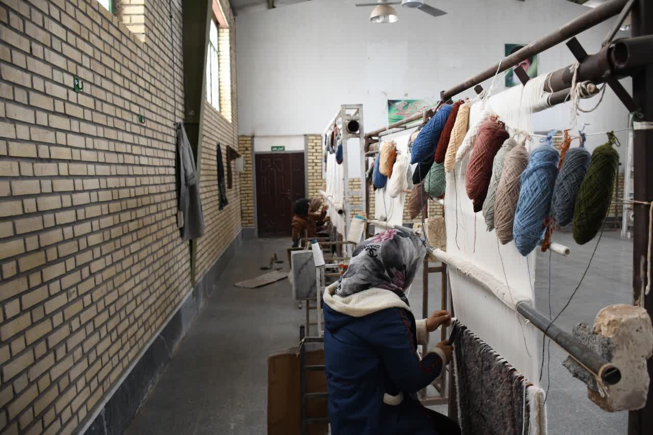 تولید ۱۵۵ تخته فرش دستباف توسط مددجویان کمیته امداد خراسان جنوبی