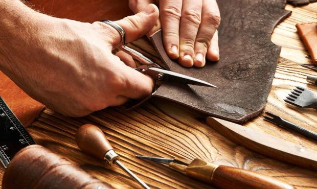 ۲۸۳ هنرمند در صنعت چرم دست‌دوز خراسان جنوبی فعالیت دارند