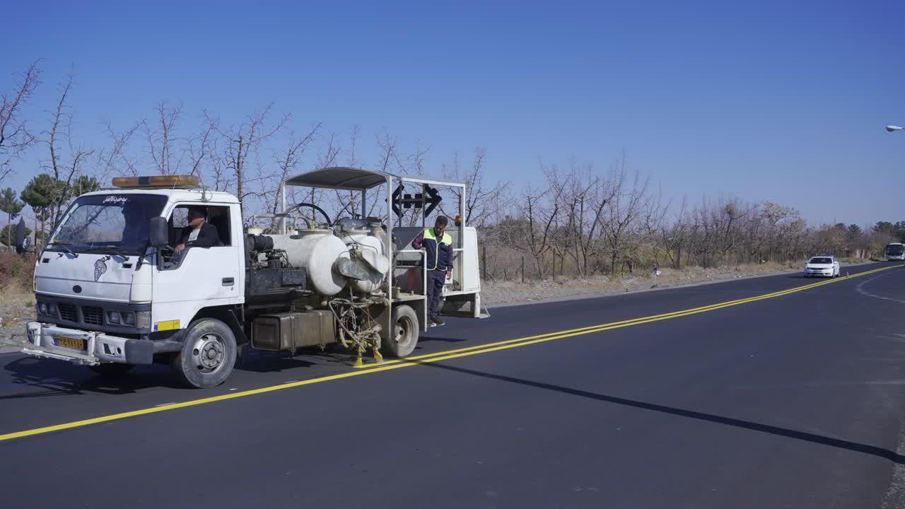 انجام بیش از ۱۵۰۰ کیلومتر خط کشی در محورهای خراسان جنوبی انجام بیش از ۱۵۰۰ کیلومتر خط کشی در محورهای خراسان جنوبی
