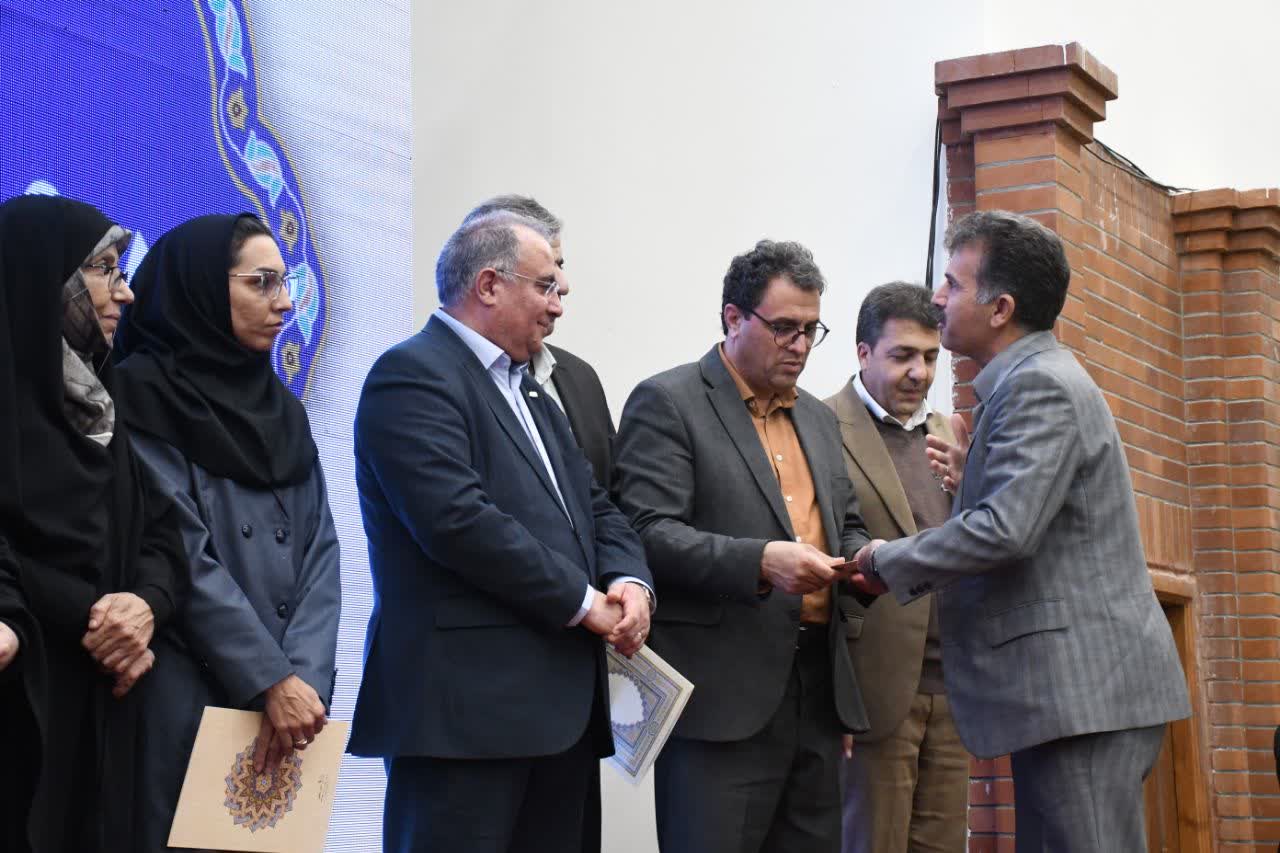 فعالان حملونقل بار و مسافر شهرداری بیرجند تجلیل شدند فعالان حملونقل بار و مسافر شهرداری بیرجند تجلیل شدند