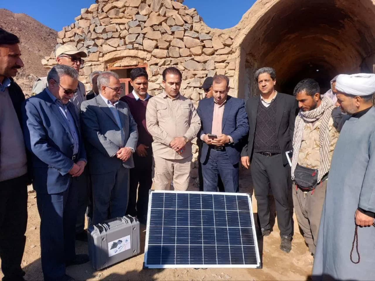 توزیع ۳۱ دستگاه سامانه خورشیدی قابل حمل بین عشایر شهرستان طبس