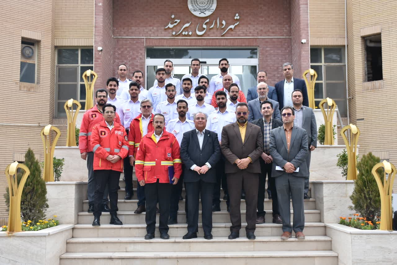 ۱۸ آتش نشان تازه نفس وارد شهر بیرجند شدند