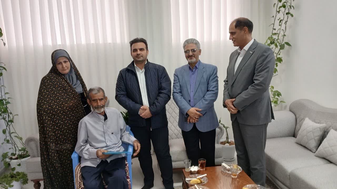 دیدار مدیر بیمه دی خراسان جنوبی با خانوادههای ایثارگران و بیماران خاص دیدار مدیر بیمه دی خراسان جنوبی با خانوادههای ایثارگران و بیماران خاص