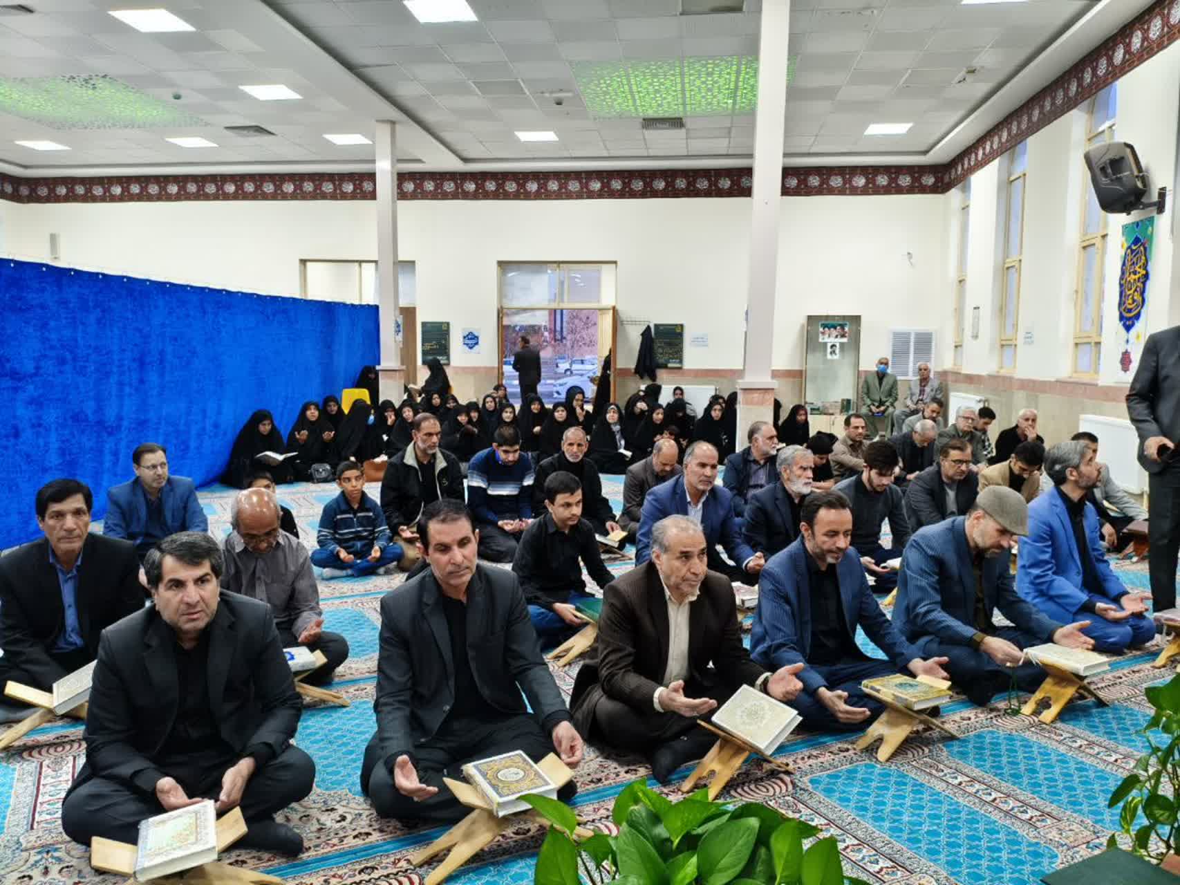 محفل انس با قرآن و تجلیل از خانوادههای شهدا در دانشگاه ملی مهارت خراسان جنوبی محفل انس با قرآن و تجلیل از خانوادههای شهدا در دانشگاه ملی مهارت خراسان جنوبی