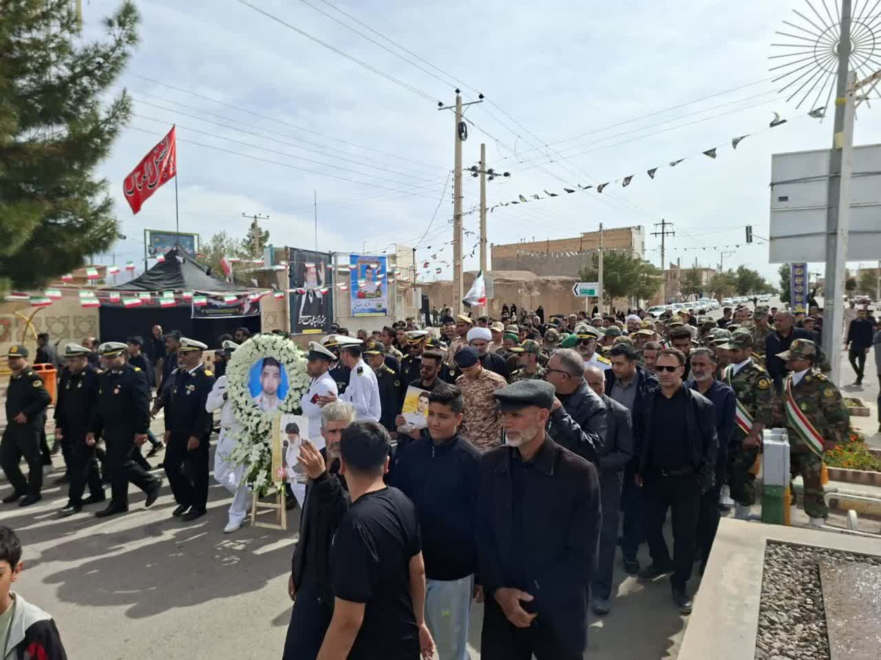 از عرشه دنا تا آغوش کویر/ تشییع باشکوه شهید «فرهاد رضایی» در آیسک از عرشه دنا تا آغوش کویر/ تشییع باشکوه شهید «فرهاد رضایی» در آیسک