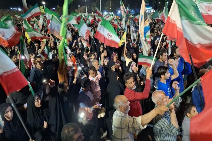 طنین اقتدار در مهد معجزه؛ بیعت شبانه کویر با رهبر انقلاب طنین اقتدار در مهد معجزه؛ بیعت شبانه کویر با رهبر انقلاب