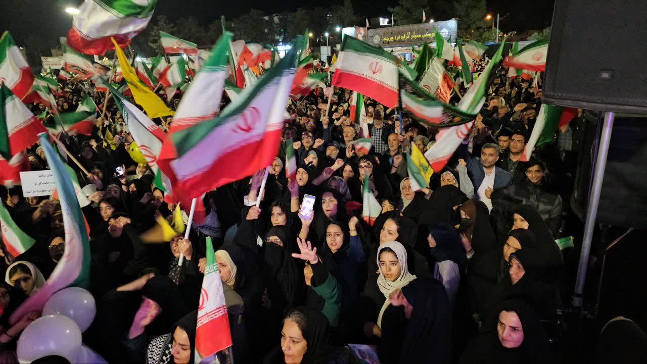 طنین لبیک یا خامنهای در شب پنجاه و سوم؛ خراسان جنوبی در محاصره نور طنین لبیک یا خامنهای در شب پنجاه و سوم؛ خراسان جنوبی در محاصره نور